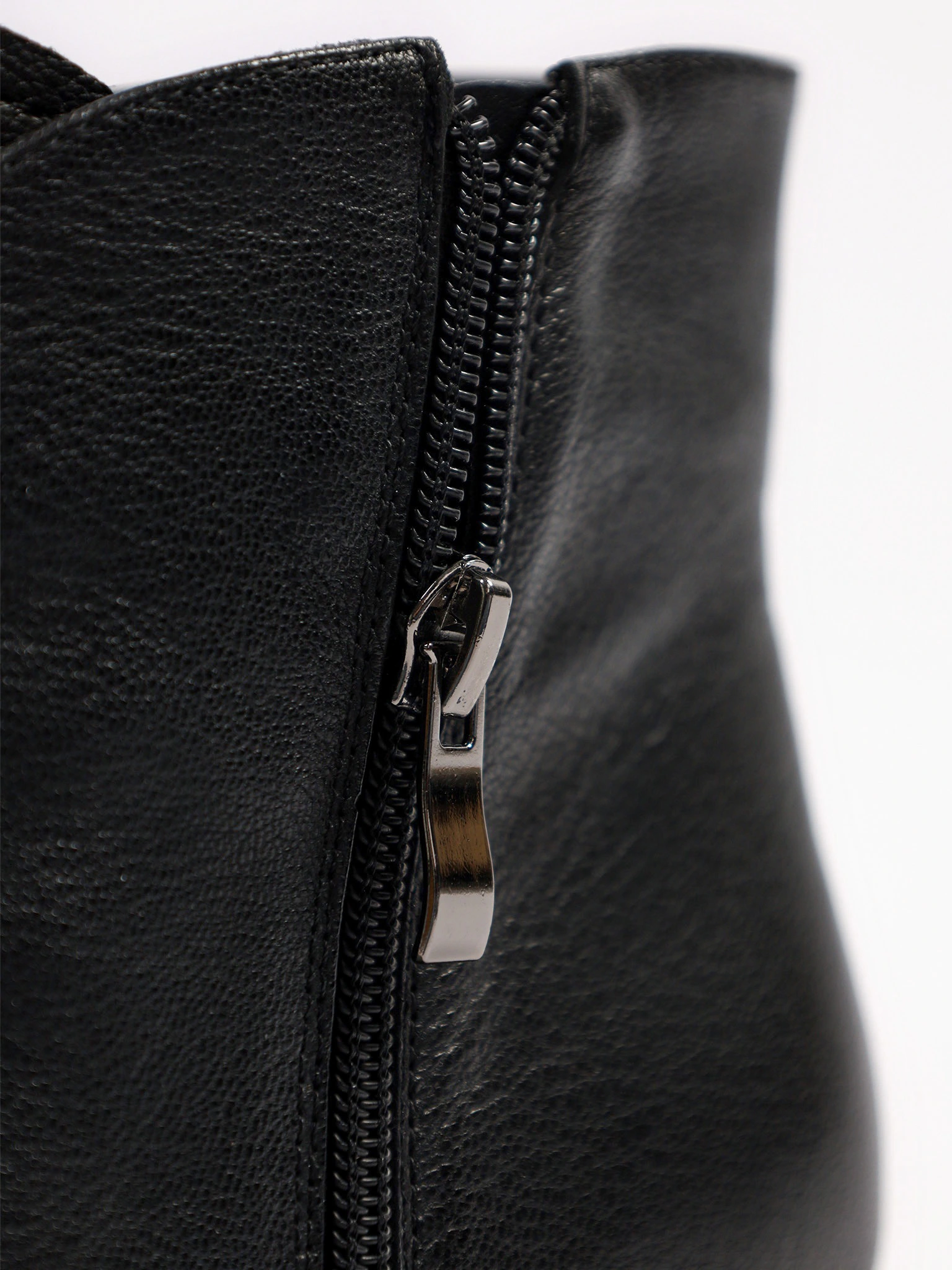 Ботильоны черного цвета со шнуровкой на высоком каблуке